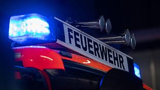 Die Feuerwehr wird zu einem Hotel gerufen - doch der Brandmelder schlug nicht wegen Feuers an. (Symbolbild)