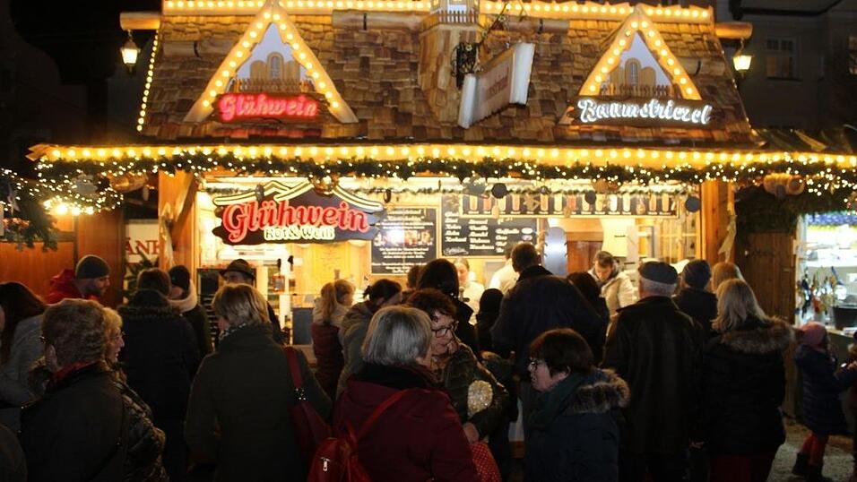 Die Perchtengruppe 'Frisinger Fratz'n' trat am Mittwochabend auf dem Landshuter Christkindlmarkt auf. Die Perchtengruppe 'Frisinger Fratz'n' trat am Mittwochabend auf dem Landshuter Christkindlmarkt auf.