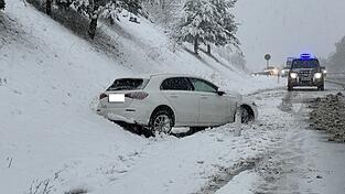 Den ganzen Samstag &uuml;ber kam es &uuml;berall in der Region zu Gl&auml;tteunf&auml;llen. Am Sonntagmorgen hatte sich die Lage etwas beruhigt.