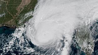 Der Sturm bewegt sich weiter landeinwärts in Richtung der Bundesstaaten Alamaba und Tennessee und bringt Windgeschwindigkeiten von bis zu 100 Kilometern pro Stunde. Der Sturm bewegt sich weiter landeinwärts in Richtung der Bundesstaaten Alamaba und Tennessee und bringt Windgeschwindigkeiten von bis zu 100 Kilometern pro Stunde.