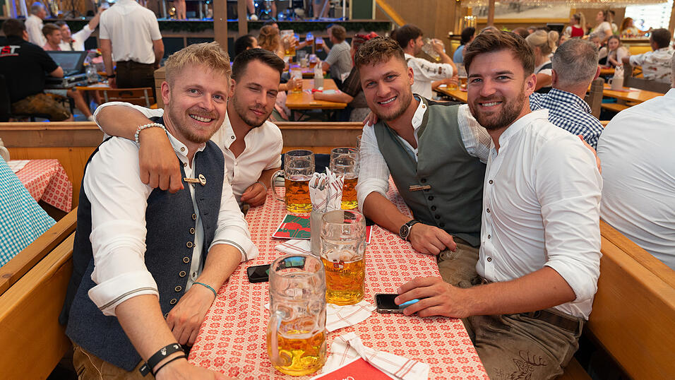 Die Partybilder vom Freitag, 18. August 2023, aus dem Festzelt Krönner. Die Partybilder vom Freitag, 18. August 2023, aus dem Festzelt Krönner.