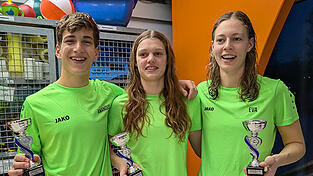 Die drei Pokalgewinner der Landauer Schwimmer: Amandus Nitz, Alina Schorn und Eva Able.