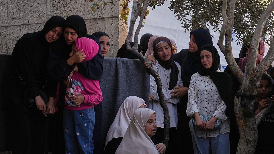 Am Sonntag wurden bei israelischen Luftangriffen Krankenhausangaben zufolge 44 Palästinenser getötet. Am Sonntag wurden bei israelischen Luftangriffen Krankenhausangaben zufolge 44 Palästinenser getötet.