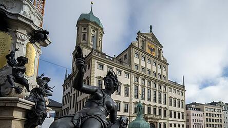 Die beiden M&auml;nner nutzten ein Ger&uuml;st, das derzeit f&uuml;r Sanierungsarbeiten am Augsburger Rathaus steht. (Archivbild)