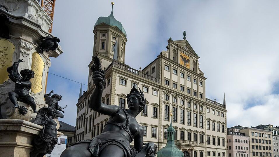 Die beiden Männer nutzten ein Gerüst, das derzeit für Sanierungsarbeiten am Augsburger Rathaus steht. (Archivbild) Die beiden Männer nutzten ein Gerüst, das derzeit für Sanierungsarbeiten am Augsburger Rathaus steht. (Archivbild)