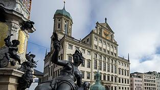 Die beiden M&auml;nner nutzten ein Ger&uuml;st, das derzeit f&uuml;r Sanierungsarbeiten am Augsburger Rathaus steht. (Archivbild)