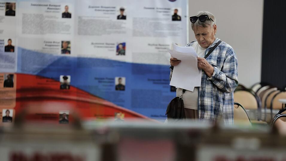 Die Menschen in Russland sind erstmals seit Beginn des Angriffskriegs gegen die Ukraine zur Wahl eines neuen Parlaments aufgerufen. Die Menschen in Russland sind erstmals seit Beginn des Angriffskriegs gegen die Ukraine zur Wahl eines neuen Parlaments aufgerufen.