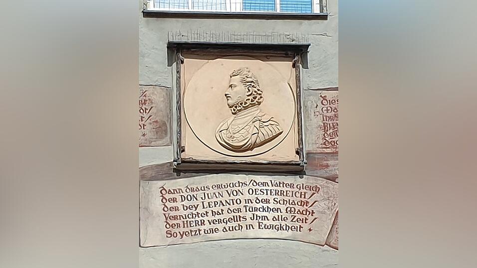 Eine stolze Aufschrift über eine intime Begegnung: Dieses Gedicht auf der Fassade des Hotels Goldenes Kreuz verrät, dass Don Juan d'Austria hier gezeugt wurde. Eine stolze Aufschrift über eine intime Begegnung: Dieses Gedicht auf der Fassade des Hotels Goldenes Kreuz verrät, dass Don Juan d'Austria hier gezeugt wurde.