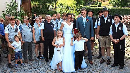 Das gl&uuml;ckliche Brautpaar mit ihren Kindern und den offiziellen Gratulanten.