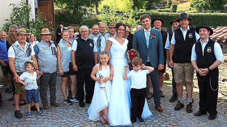 Das gl&uuml;ckliche Brautpaar mit ihren Kindern und den offiziellen Gratulanten.