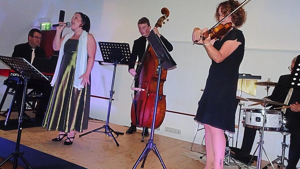 Das Schlossensemble mit der Sopranistin Svenja Kurse und ihren Musikern. Das Schlossensemble mit der Sopranistin Svenja Kurse und ihren Musikern.
