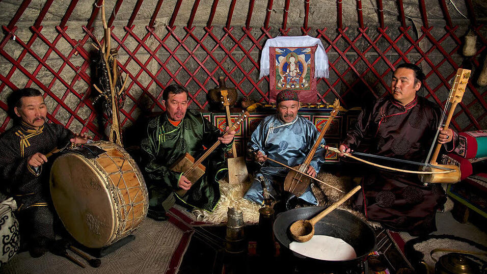 Die vier Musiker von Huun-Huur-Tu mit ihren traditionellen tuwinischen Instrumenten. Ihr Markenzeichen ist der Kehlkopfgesang.