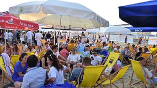 Kein Pl&auml;tzchen mehr frei in den Liegest&uuml;hlen - der Stadtstrand erfreute sich bei Jung und Alt gro&szlig;er Resonanz.