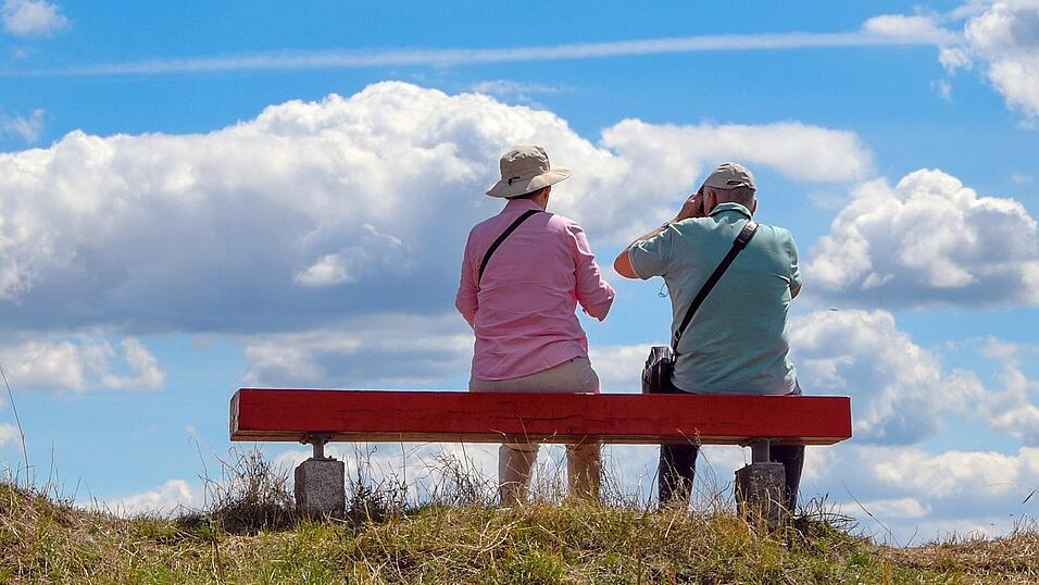 Zwei Rentner genießen ihren Ruhestand im Urlaub. Wer sich über zig Jahre ein sattes Polster für den Ruhestand erarbeitet und angespart hat, sollte nicht mit zusätzlichen Sonderabgaben, wie dem Boomer-Soli, belastet werden. Zwei Rentner genießen ihren Ruhestand im Urlaub. Wer sich über zig Jahre ein sattes Polster für den Ruhestand erarbeitet und angespart hat, sollte nicht mit zusätzlichen Sonderabgaben, wie dem Boomer-Soli, belastet werden.