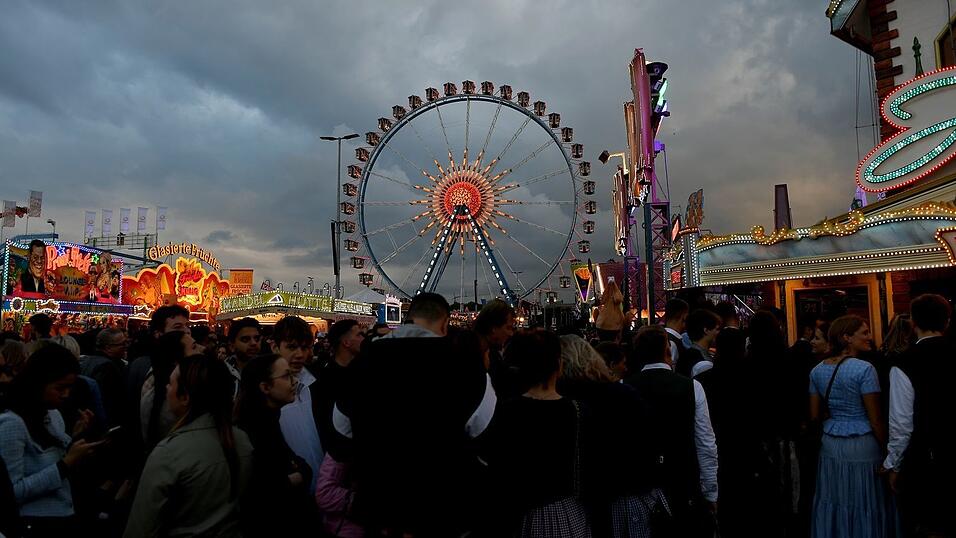 Das wechselhafte Wetter der vergangenen Tage überschattet die Wiesn nicht. (Archivbild)