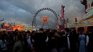 Das wechselhafte Wetter der vergangenen Tage überschattet die Wiesn nicht. (Archivbild)