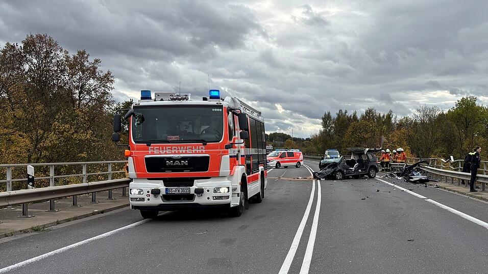 Rettungskräfte sind am Unfallort im Einsatz. Rettungskräfte sind am Unfallort im Einsatz.