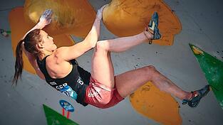 WIDER DIE SCHWERKRAFT: Afra H&ouml;nig nutzt die volle K&ouml;rperspannung und jeden noch so kleinen Vorsprung, um die Route emporzusteigen. Der kleinste Ausrutscher kann &uuml;ber Sieg und Niederlage entscheiden.