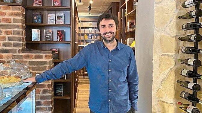 Mirko Capozzi in seinem neuen Caf&eacute; in der Neustadt.