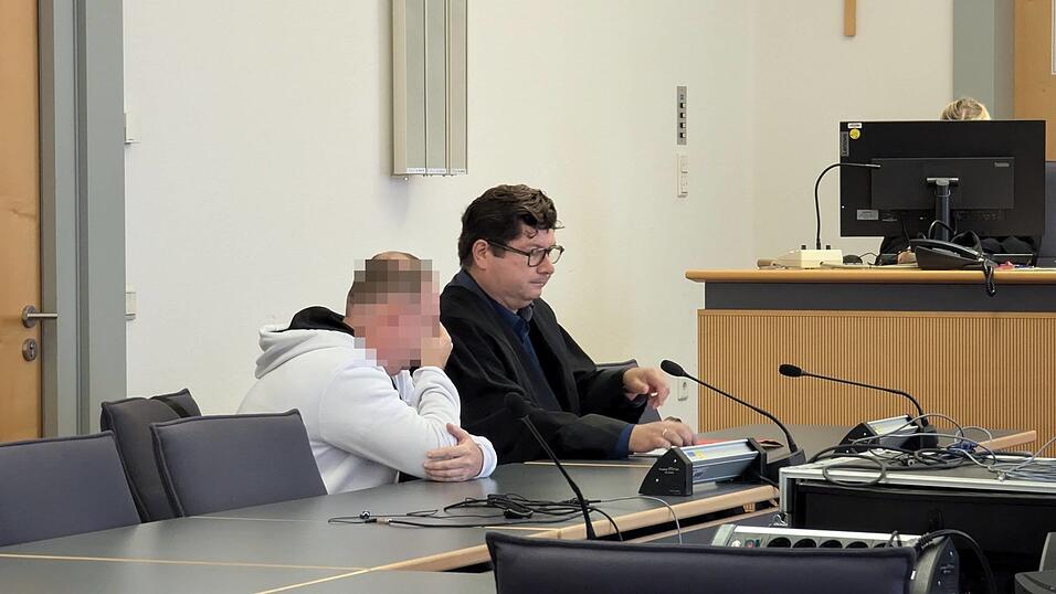 Der Angeklagte muss für die erlittene U-Haft entschädigt werden, urteilte das Landgericht am Freitag. Der Angeklagte muss für die erlittene U-Haft entschädigt werden, urteilte das Landgericht am Freitag.