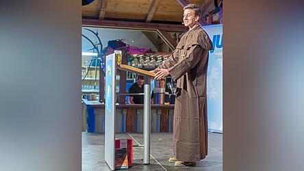 Johannes Alfery alias Bruder Barnabas schenkte in seiner Rede 2024 den Politikern kräftig ein.