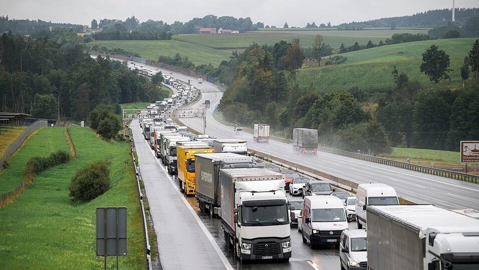 Nach dem Brand eines Lastwagens staute sich der Verkehr auf der A9 auf mehrere Kilometer.