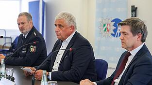 In einer Pressekonferenz berichten Michael Esser, Leitender Kriminaldirektor der Polizei K&ouml;ln (Mitte) und Ulrich Bremer, Oberstaatsanwalt der Staatsanwaltschaft K&ouml;ln (rechts) &uuml;ber den Stand der Ermittlungen.