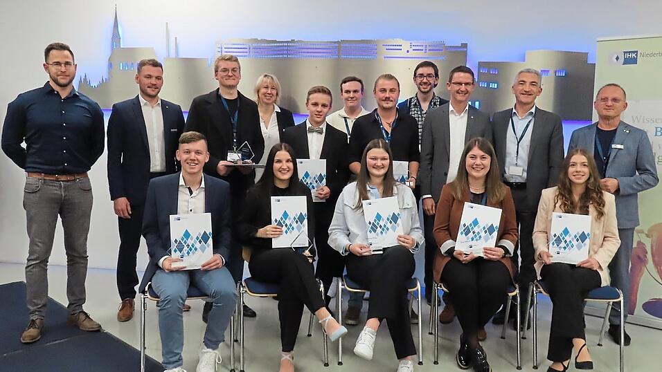 Die Prüfungsbesten mit Vertretern der Ausbildungsbetriebe und (hi.v.r.) Franz-Xaver Birnbeck, Ronny Raith und Florian Bielmeier. Die Prüfungsbesten mit Vertretern der Ausbildungsbetriebe und (hi.v.r.) Franz-Xaver Birnbeck, Ronny Raith und Florian Bielmeier.