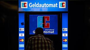 EU-Unterhändler haben sich auf neue Regeln zu Bargeldzugang und gegen Online-Betrug geeinigt. (Symbolbild) EU-Unterhändler haben sich auf neue Regeln zu Bargeldzugang und gegen Online-Betrug geeinigt. (Symbolbild)