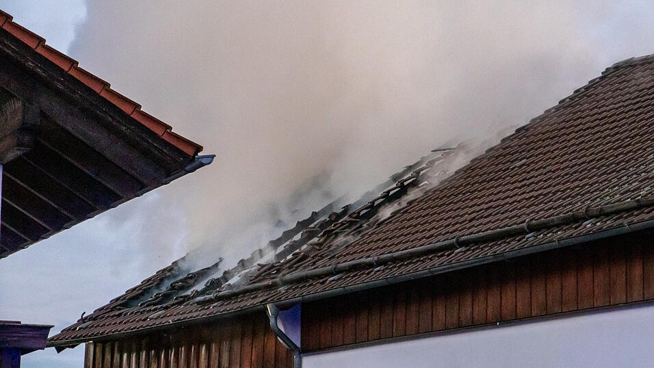 Auf einem Hof in Niederalteich ist ein Feuer ausgebrochen. Die Feuerwehr bek&auml;mpfte die Flammen.