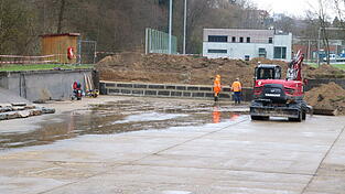 Mit einem Bagger haben die Bauhofmitarbeiter die marode Mauer freigelegt und die Steine entfernt. Sie werden wiederverwendet.