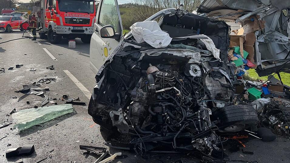 F&uuml;r den Transporterfahrer kommt jede Hilfe zu sp&auml;t. Der Fahrer des Tanklastzugs kommt dagegen mit schweren Verletzungen ins Krankenhaus.