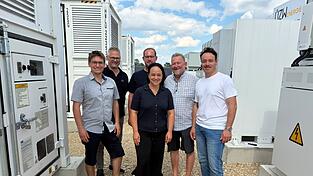 Harald Oßner (ÜZW Prokurist, 2.v.l.) und Daniel Braun (Erster Bürgermeister, 1.v.r.) gemeinsam mit Melanie Zahn (Zweite Bürgermeisterin, Mitte) sowie den Mitgliedern der Freien Wähler Essenbach auf dem Gelände des Batteriegroßspeichers. Harald Oßner (ÜZW Prokurist, 2.v.l.) und Daniel Braun (Erster Bürgermeister, 1.v.r.) gemeinsam mit Melanie Zahn (Zweite Bürgermeisterin, Mitte) sowie den Mitgliedern der Freien Wähler Essenbach auf dem Gelände des Batteriegroßspeichers.