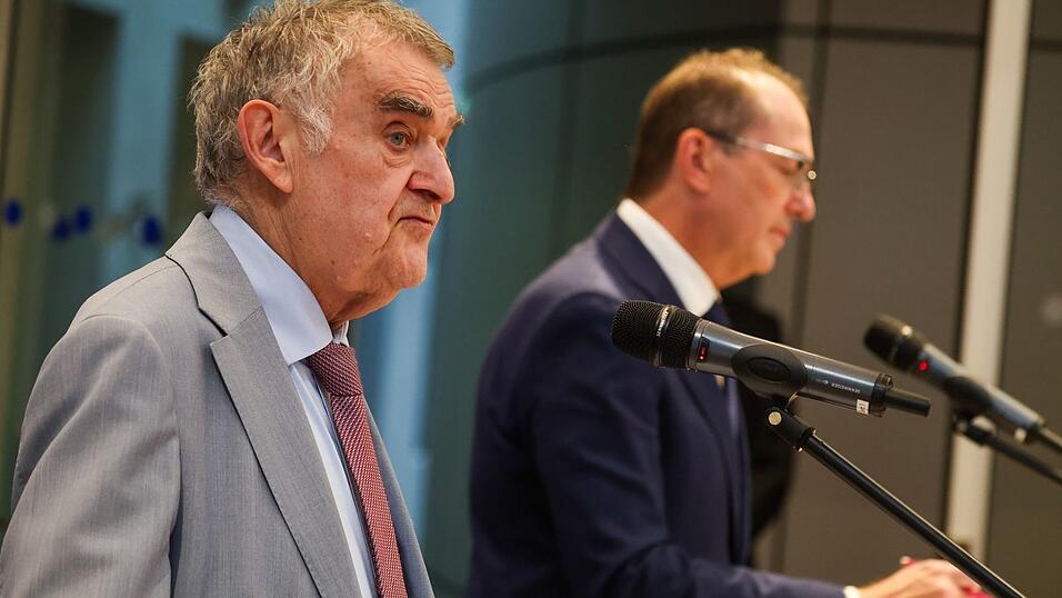 NRW-Innenminister Herbert Reul (CDU, links) trat an der Seite seines Amtskollegen aus Berlin, Bundesinnenminister Alexander Dobrindt (CSU), vor die Presse. NRW-Innenminister Herbert Reul (CDU, links) trat an der Seite seines Amtskollegen aus Berlin, Bundesinnenminister Alexander Dobrindt (CSU), vor die Presse.