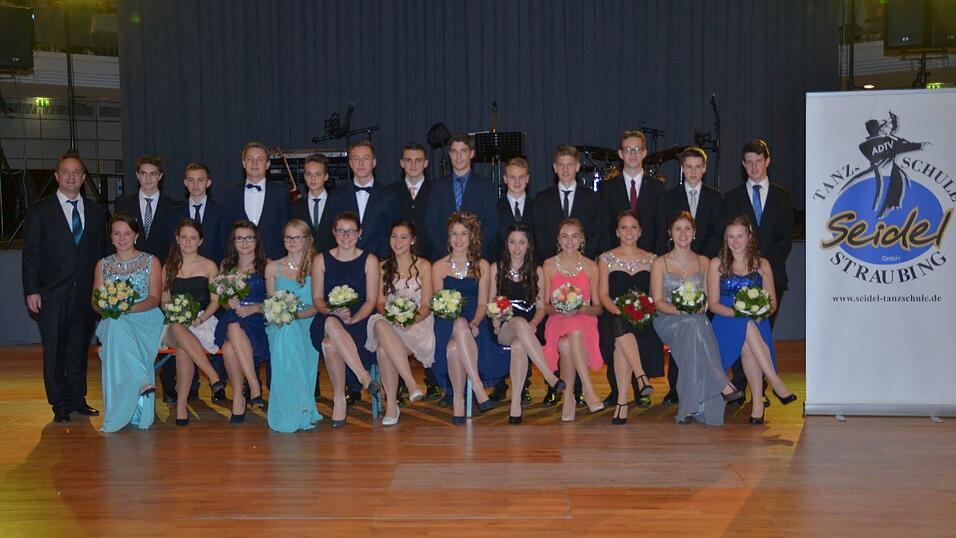 Die Bilder vom Abschlussball der Tanzschule Seidel in der Fraunhofer-Halle am 28. November. Die Bilder vom Abschlussball der Tanzschule Seidel in der Fraunhofer-Halle am 28. November.