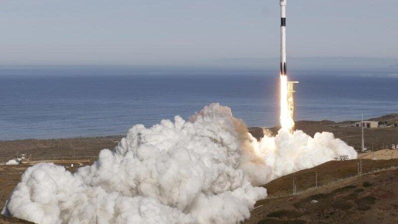 Eine SpaceX-Falcon-9-Rakete startet vom Space Launch Complex 4-East auf der Vandenberg Air Force Base im US-Bundesstaat Kalifornien. An Bord: der Satellit 'Sentinel 6 Michael Freilich', der die Ozeane der Erde beobachten und kartieren soll. Eine SpaceX-Falcon-9-Rakete startet vom Space Launch Complex 4-East auf der Vandenberg Air Force Base im US-Bundesstaat Kalifornien. An Bord: der Satellit 'Sentinel 6 Michael Freilich', der die Ozeane der Erde beobachten und kartieren soll.