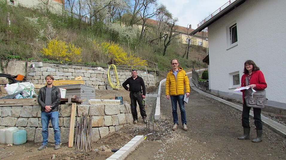 Wohlwollen mit dem Baufortschritt bei der Baustellenbesprechung: B&uuml;rgermeister Edi Hochmuth (Zweiter von rechts) mit Roswitha Schanzer vom B&uuml;ro MKS, dem Vertreter der Firma E.ON und dem Bauleiter der Baufirma Dobsch.