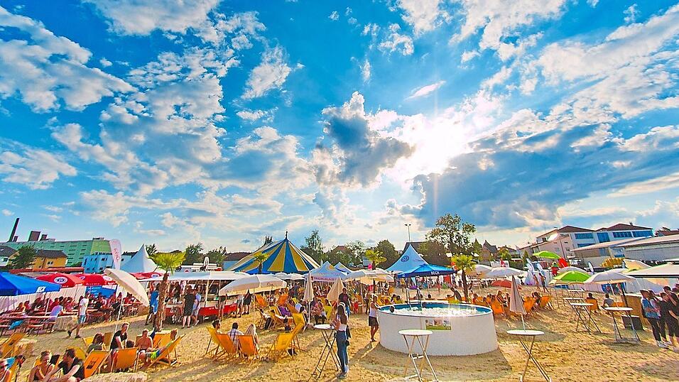 500 Tonnen Sand direkt an der Abens sorgen heuer beim 12. Stadtstrand vom 17. bis 21. Juni wieder für Strandatmosphäre mitten in der Stadt. 500 Tonnen Sand direkt an der Abens sorgen heuer beim 12. Stadtstrand vom 17. bis 21. Juni wieder für Strandatmosphäre mitten in der Stadt.