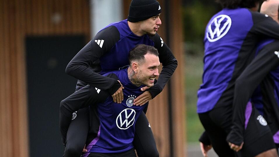 Huckepack zum Erfolg: David Raum und Aleksandar Pavlovic (oben) bei einer Trainingsübung.