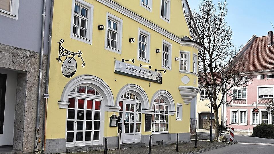 Ein Teil des Gehwegs in der Poststra&szlig;e dient im Sommer auch als Au&szlig;enbereich f&uuml;r das anliegende Restaurant.