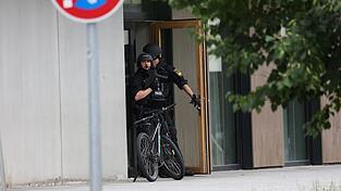 Spezialkräfte durchsuchen die Schule. Spezialkräfte durchsuchen die Schule.