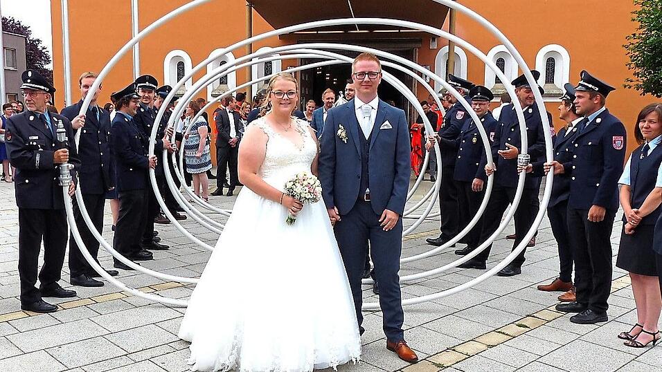 &Uuml;ber ein langes Ehrenspalier von Vereinen und Arbeitskollegen durften sich Kathi und Stefan Ruhland nach ihrer kirchlichen Trauung in der Chamer Stadtpfarrkirche Sankt Josef freuen.