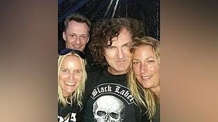 Würden Sie diesem Herren Ihre physische und psychische Gesundheit anvertrauen? Ralf Leitner (M.) im Wacken-Element. Würden Sie diesem Herren Ihre physische und psychische Gesundheit anvertrauen? Ralf Leitner (M.) im Wacken-Element.