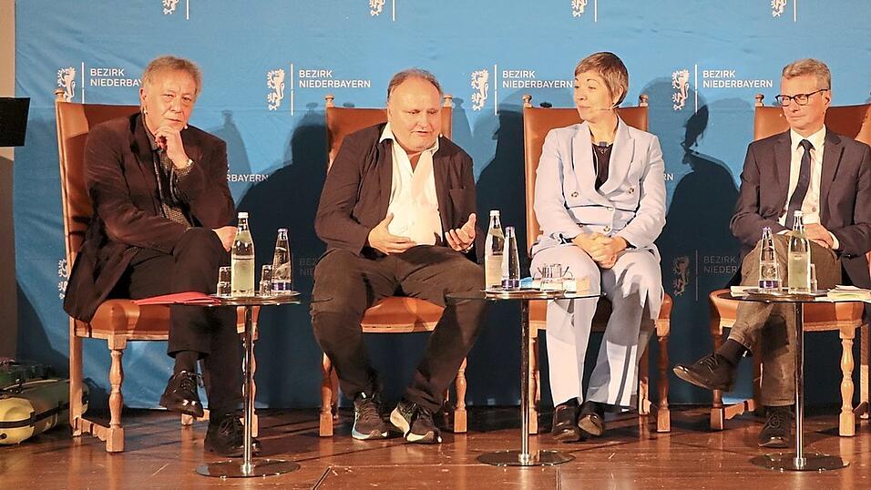 Die G&auml;ste der Podiumsdiskussion (v.l.): Raimund Schuller vom Comenius-Gymnasium Deggendorf, Prof. Dr. Martin Balle, Verleger der Mediengruppe Attenkofer, Prof. Dr. Ulrike M&uuml;&szlig;ig vom Lehrstuhl f&uuml;r B&uuml;rgerliches Recht sowie Deutsche und Europ&auml;ische Rechtsgeschichte an der Universit&auml;t Passau, Bernd Sibler, Landrat des Landkreises Deggendorf, und Moderator Dr. Rudolf Neumaier, Gesch&auml;ftsf&uuml;hrer des Bayerischen Landesvereins f&uuml;r Heimatpflege.
