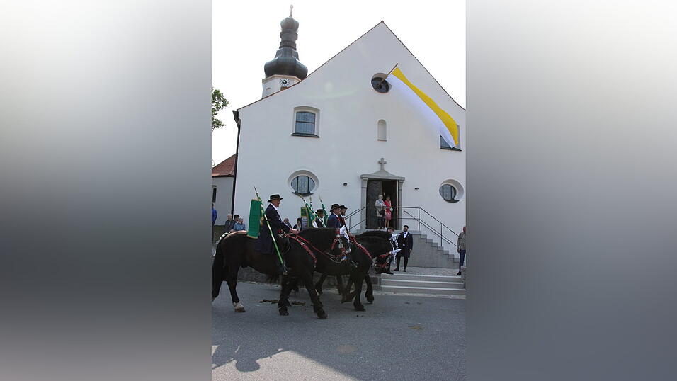 Die Pfingstreiter vor der Nikolauskirche in Steinbühl. Die Pfingstreiter vor der Nikolauskirche in Steinbühl.