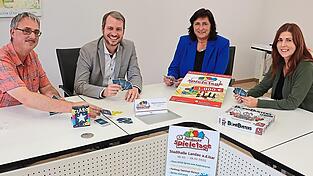 Mit dem Brettspiel „Claro“, das Bernhard Fuchs (v. l.) Bürgermeister Matthias Kohlmayer, Alexandra Plechinger von der Sparkasse und Miriam Leeb vom Kulturamt für das Pressefoto schon einmal ausgeteilt haben, werden die Spieletage am Freitag, 17. Oktober, offiziell eröffnet werden. Für Schüler geht es bereits am Donnerstag los.