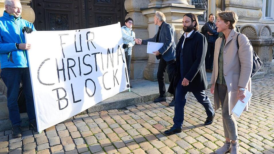 &laquo;F&uuml;r Christina Block&raquo; war vor Verhandlungsbeginn auf einem Plakat vor dem Landgericht zu lesen.