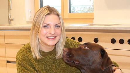 Als einen glücklichen Zufall beschreibt Teresa Nitzl, die Teilnahme bei der Landfrauenküche. Mit auf dem Foto zu sehen ist Labrador Wasti.