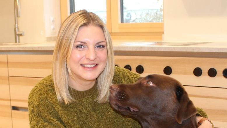 Als einen glücklichen Zufall beschreibt Teresa Nitzl, die Teilnahme bei der Landfrauenküche. Mit auf dem Foto zu sehen ist Labrador Wasti. Als einen glücklichen Zufall beschreibt Teresa Nitzl, die Teilnahme bei der Landfrauenküche. Mit auf dem Foto zu sehen ist Labrador Wasti.