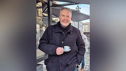 Wie auf einer italienischen Piazza: Bei einem Espresso am Kaffeestand mit den B&uuml;rgern ins Gespr&auml;ch kommen, nah- und ansprechbar sein - das ist SPD-Kandidat Peter Stranninger wichtig.